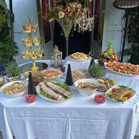 Le Domaine De Cordey Bed & Breakfast 3*